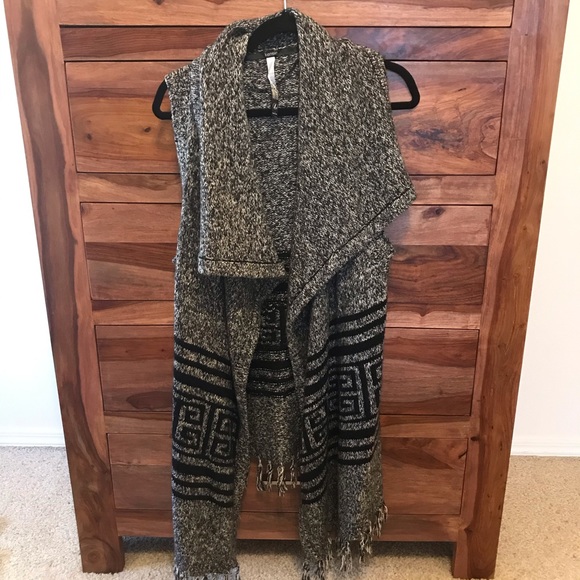 Sweater vest with Aztec detailing - Picture 2 of 7